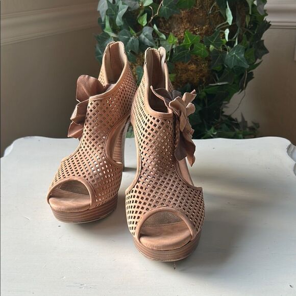 Women's Perforated Leather Platform Peep-Toe Heeled Sandals - Tan EUC Size 9M - Picture 4 of 16
